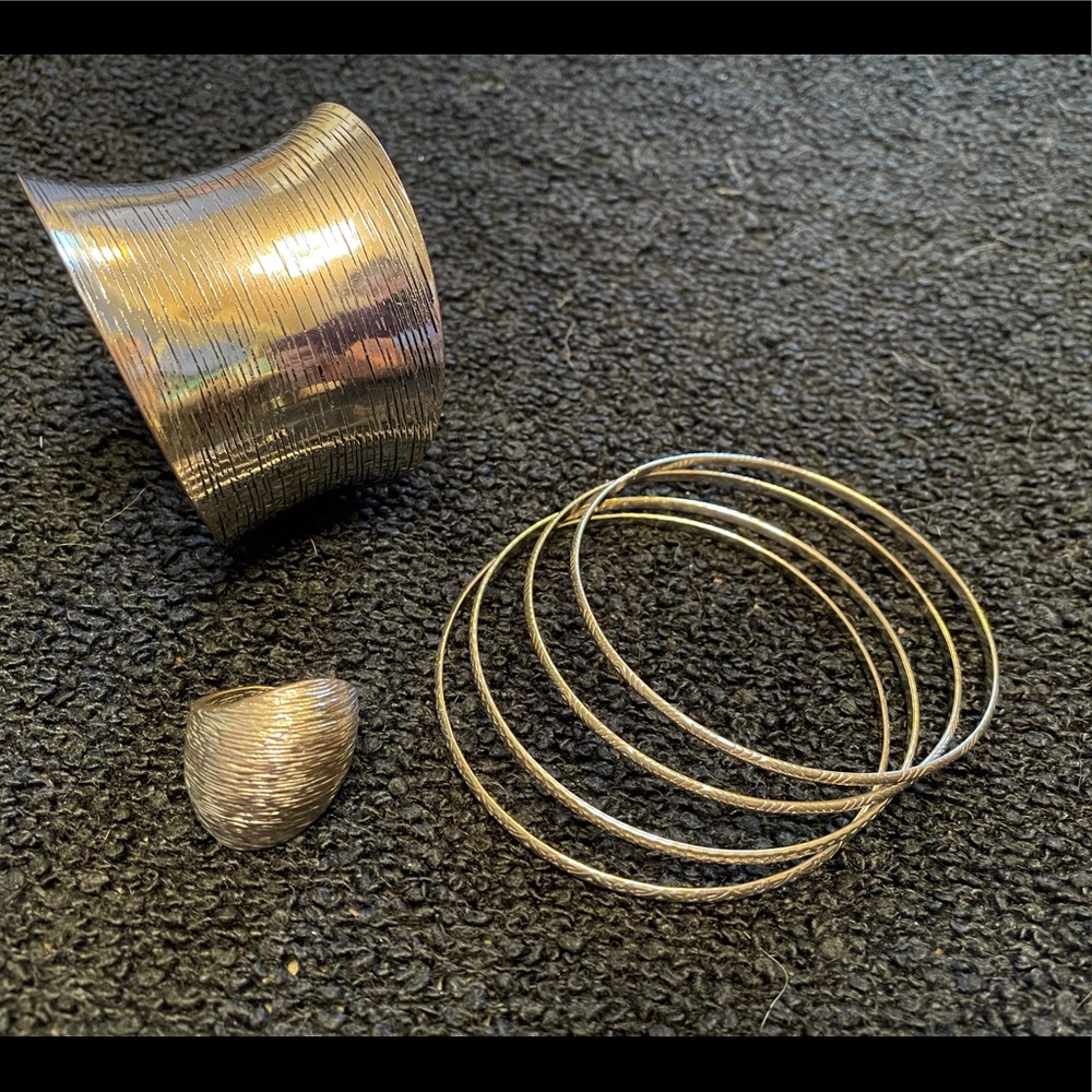 Silver tone bengals and ring set